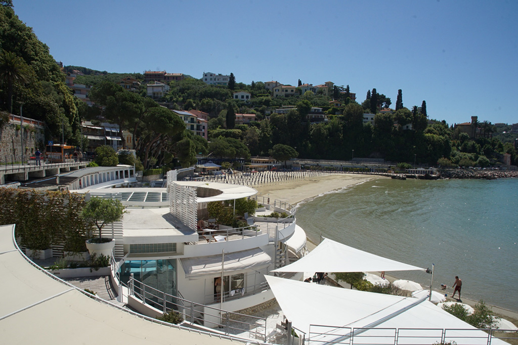 Vista de la terraza con vistas al mar